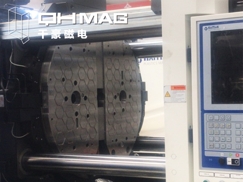 注塑機磁力模板輕松安裝，提升換模效率