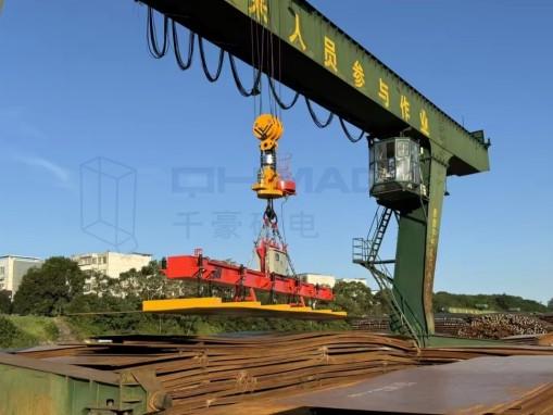 鋼板怎么吊裝？你見(jiàn)過(guò)這款“磁吸”30噸超大鋼板無(wú)損吊裝吊具嗎？（千豪快訊）