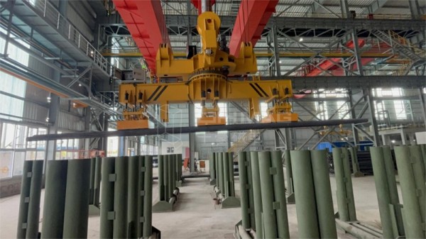 千豪磁電創(chuàng)新方案助力重工機(jī)械裝備企業(yè)：4.5噸自重電永磁吊具實(shí)現(xiàn)10噸圓坯五根同步吊運(yùn)