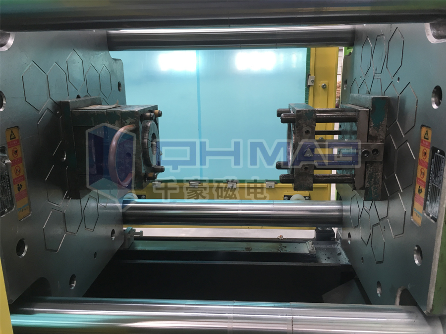 頭盔注塑機(jī)